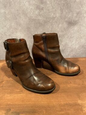 Born Brown Leather Ankle Moto Heeled Boots size 7